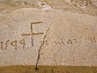 lacoste-054-2  Lacoste - Gravé sur un linteau ! ...