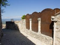 lacoste-058-2  Lacoste - Bel ouvrage pour cette cloture. Dommage pour la gouttière en PVC !