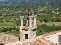lacoste-059-2  Lacoste - Le campanile du beffroi reposant sur quatre colonnes héxagonales surmontées de chapiteaux finement ouvragés