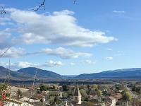 Le Poët - Hautes Alpes  Vue vers le Sud depuis l'Horloge. Au loin à gauche, La montagne de la Baume, a droite celle du Molard, entre les deux Sisteron et sa clue formée par la Durance ...