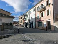 Le Poët - Hautes Alpes  Route Napoléon (D 722) ... A gauche, la fontaine ...