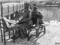 Martigues - L'île  Sculpture en bronze installée sur le port de Martigues-Ferrières. Créée en 2010 par Sébastien Langloys et VRAI homme. Elle représente un pêcheur et une remailleuse de filet du début du XX.