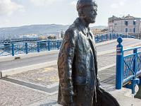 Martigues - L'île  Sculpture en bronze installée sur le port de Martigues-Ferrières. Créée en 2010 par Sébastien Langloys. Elle représente un pêcheur et une remailleuse de filet du début du XX.