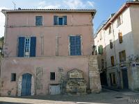 Martigues - L'île  Maison et fontaine médiévale quartier de L'île