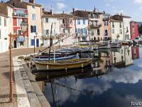 Martigues - L'île  Le Miroir aux Oiseaux et le Quai Brescon - Ce bras de mer enjambé par le pont Saint Sébastien, l'alignement des maisons de pêcheurs colorées aux hauteurs aléatoires a fasciné de nombreux peintres comme Delacroix, Corot, Loubon, Ziem ou Dufy depuis la fin du XIXe siècle.
