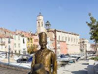 Martigues - L'île  Statues de bronze, représentant Fernandel et Bourvil dans une scène emblématique de " la cuisine au beurre ". Le sculpteur Sébastien Langloÿs, a laissé trois chaises à disposition pour que les touristes et locaux y prennent place. 2/2