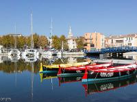 Martigues - L'île  Port de Ferrières et pont Bleu Ouest. Au centre au loin, le clocher de l'église Saint Louis d'Anjou
