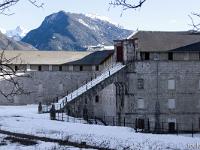 Place forte de Mont Dauphin - XVIIe  Caserne Rochambeau construite en 1771 et son escalier d'accès aux combles en arc-boutan