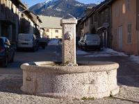 Place forte de Mont Dauphin - XVIIe  Fontaine au carrefour des rue Catinat et Cabrie, les seules rue du village