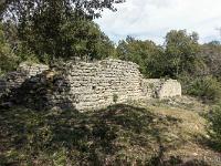 Plateau de Ganagobie (04)  Chapelle Saint-Martin - Est. Les murs sont conservés sur une hauteur de 2m environ ...