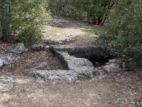 Plateau de Ganagobie (04)  La Fontaine aux Oiseaux - Impluvium et bassin taillés à même la roche ...