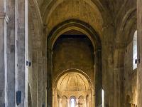 Plateau de Ganagobie (04)  Monastère ND de Ganagobie - D'une longueur de 37 mètres, l'église comporte une nef à trois travées, prolongée par un double et ample transept donnant sur un choeur à trois absides ...