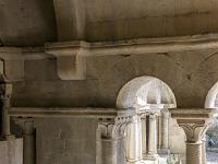 Plateau de Ganagobie (04)  Monastère ND de Ganagobie - Le cloître (fin XIIe) - La décoration de ce cloître est sobre (chapiteaux couverts de feuilles stylisées) ...