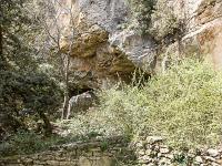 Plateau de Ganagobie (04)  Ancien bassin qui récupère l'eau de la baume se trouvant au dessous de la falaise. Nous somme à l'Est du plateau près du monastère 2/2  ...