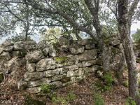 Plateau de Ganagobie (04)  Les ruines du viilage de villevieille - Vestiges d'une bâtisse ...