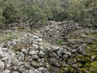 Plateau de Ganagobie (04)  Les ruines du viilage de villevieille - Vestiges plus imposants au Sud/Est du village ...