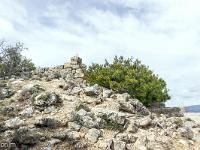 Plateau de Ganagobie (04)  Les ruines du viilage de villevieille - Vestiges de la tour de guet ...
