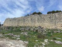 Plateau de Ganagobie (04)  Le rempart de Villevieille - Le rempart et les vestiges de l'avant mur (braie) ...