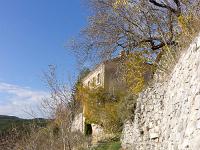 Pomet (Ht Alpes)  Ruelle menant au cimetière. Au loin, l'ancienne école