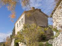 Pomet (Ht Alpes)  L'école et la ruelle qui mène au cimetière