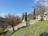 Pomet (Ht Alpes)  Le cimetière. Celui-ci est entièrement clos de murs de pierre. Il est exposé en côteau plein Sud