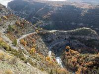 Pomet (Ht Alpes)  A droite le site du Banc du Bouc ou se trouvait le cimetière médiéval du village. Il y aurait eu en ce lieu un oppidium
