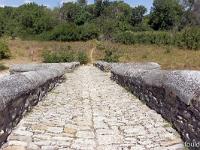 Pont Roman à Mane (04)  Vue sur le tablier caladé du pont ...