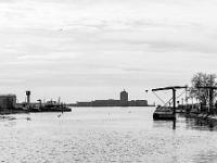 Port de Bouc - Bouches du Rhône  Sortie du chenal de Caronte. Au loin le fort de Bouc