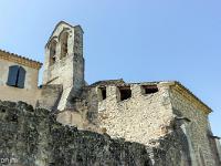 Salagon  Le clocher mur et la partie Est de l'église à droite ...
