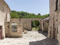 Salagon  La cour (Sud). A gauche, les granges. A droite l'angle Sud/Est de la tour carrée d'époque médiévale ...