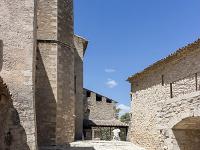 Salagon  La cour à conservé en grande partie sa calade d'origine ...