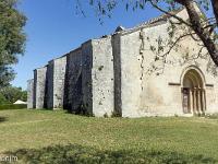 Salagon  L'église romane du prieuré  (fin XIe) - façade Nord et l'unique entrée à l'Ouest ...