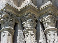 Salagon  Châpiteaux à gauche de l'entrée ...