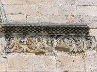 Salagon  Ornements muraux à droite de l'entrée ...