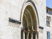 Salagon  Autre vue sur l'entrée de l'église ...