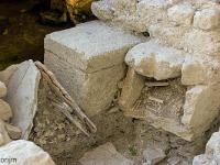 Salagon  Vestiges de tombes sous la cour au Sud de l'église ...