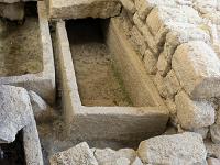 Salagon  Vestiges de tombes sous la cour au Sud de l'église ...