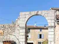 Régusse (Var)  Porte donnant sur la rue du Rempart et les anciennes écuries seigneuriales