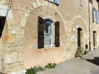 Régusse (Var)  Anciennes écuries seigneuriales aujourd'hui maisons d'habitations. Les grandes arcades sont les vestiges de ces écuries