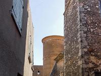 Régusse (Var)  A droite l'église Saint Laurent d'origine romane. Elle a été agrandie en 1676. Son clocher carré est couvert de tuiles vernissées noires et jaunes. Au loin, l'ancien château d'eau