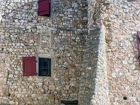 Régusse (Var)  Curieux contrefort à l'angle d'une maison