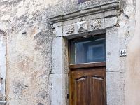 Régusse (Var)  Petite porte au linteau curieusement orné