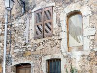 Régusse (Var)  Façade aux nombreuses ouvertures