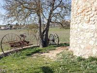 Régusse (Var)  Vieille machine agricoles au pied des moulins