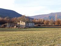 Ferme ruinée de la Tuilière à Ribiers  En arrière plan, A gauche la montagne de Saint Cyr, à droite celle de Chabre, entre les deux, les gorges de la Méouge