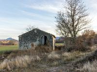 Ferme ruinée de la Tuilière à Ribiers  Arrivée sur les lieux. A gauche l'entrée de la grange. Au loin à gauche, la montagne de la Baume et Sisteron