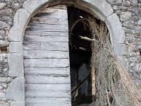 Ferme ruinée de la Tuilière à Ribiers  Entrée de la grange