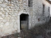 Ferme ruinée de la Tuilière à Ribiers  Façade Nord entre les deux bâtiments et entrée de la bergerie
