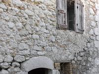 Ferme ruinée de la Tuilière à Ribiers  Entrée donnant sur une autre pièce en bas plus à l'Est