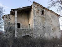 Ferme ruinée de la Tuilière à Ribiers  Entrée de l'habitation